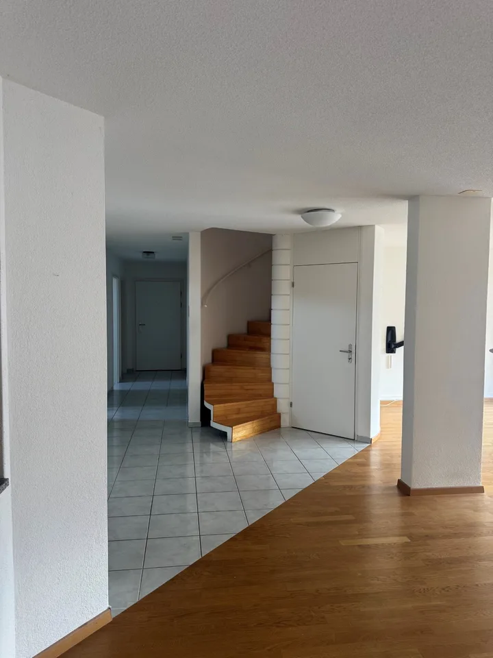 Ampio appartamento mansardato 5.5 locali a Richterswil – disponibile immediatamente!