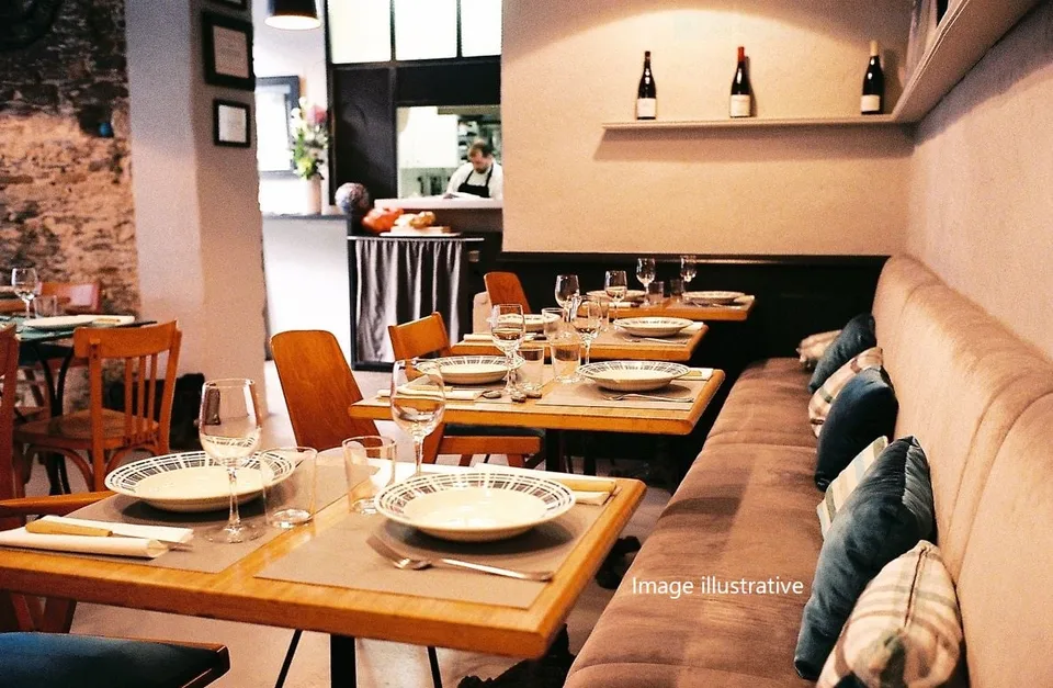 CAFÉ-RESTAURANT AU COEUR DE CAROUGE SUR LA RUE PRINCIPALE