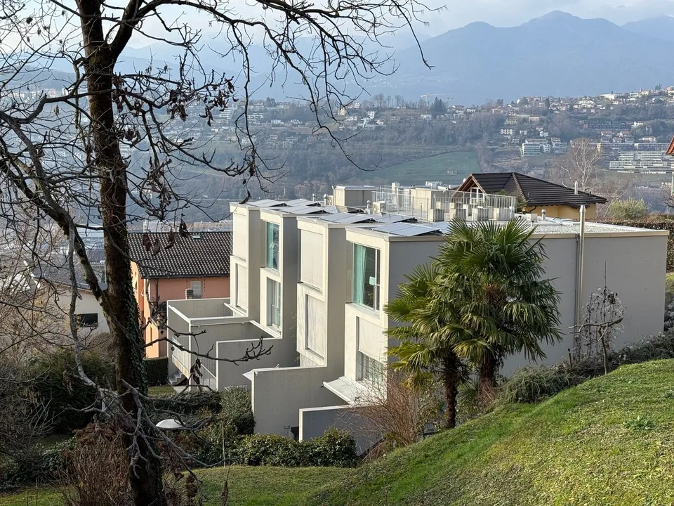 Casa a schiera immersa nel verde con giardino
