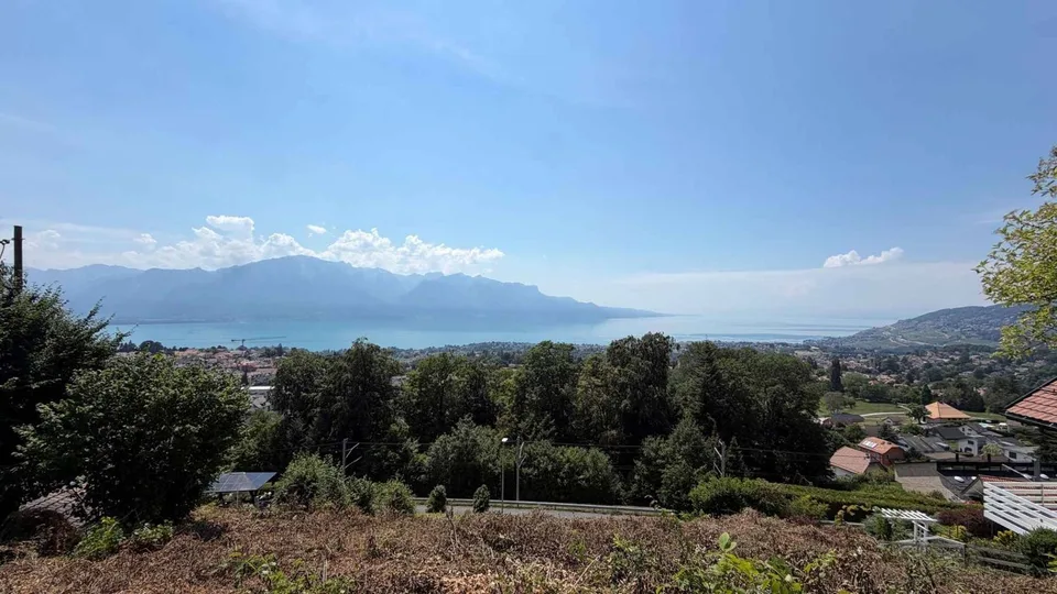 Terrain constructible avec vue lac panoramique