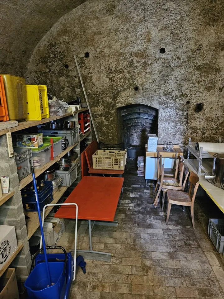 MENDRISIO EIN WINKEL VON GESCHICHTE, CHARAKTERISTISCHER WEINKELLER UND FASCINIEREND AUS ANDEREN ZEITEN