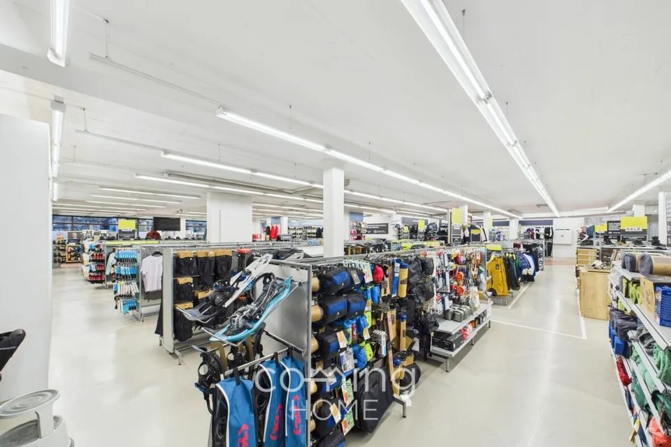 Local commercial attrayant à Viège - 720 m², porte de garage et quatre places de parking privées
