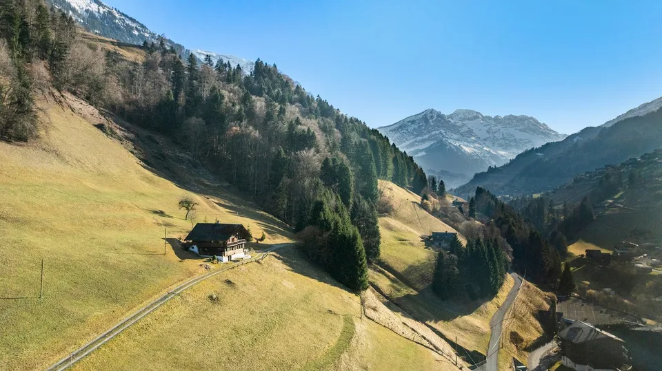 Exclusivité : Magnifique chalet authentique avec fort potentiel