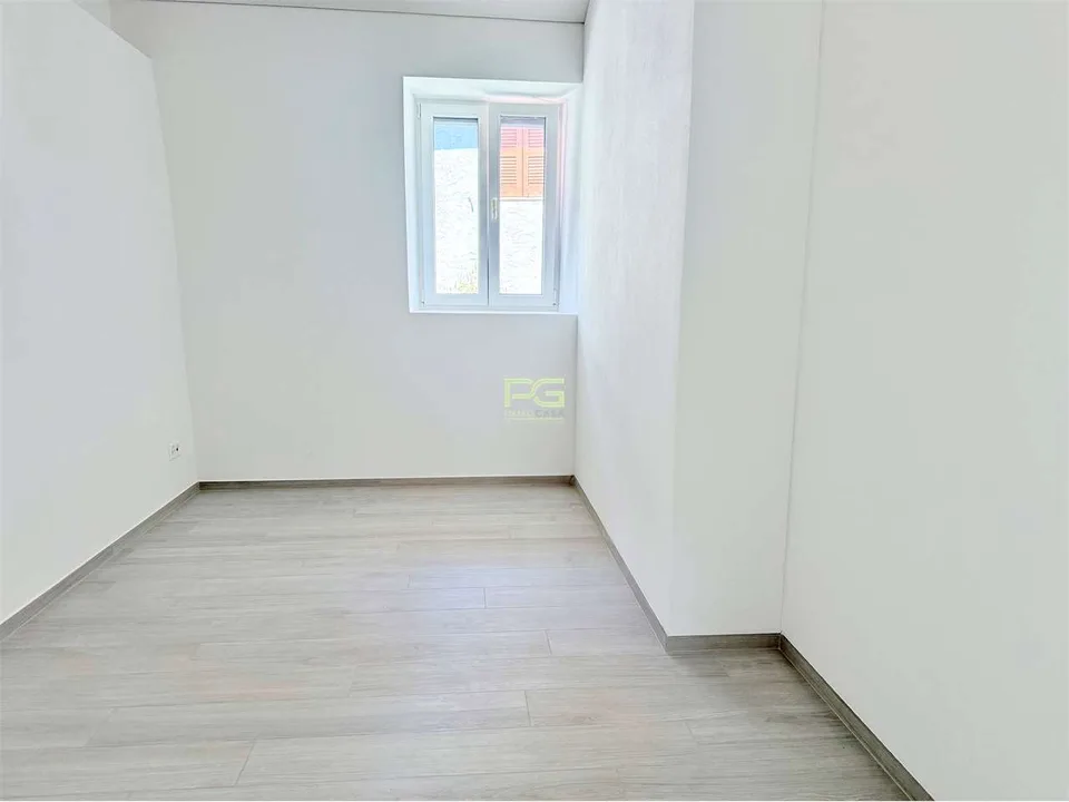Casa ristrutturata con giardino e garage