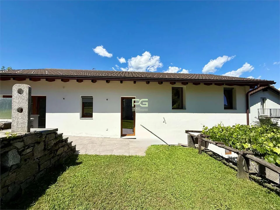 Casa ristrutturata con giardino e garage
