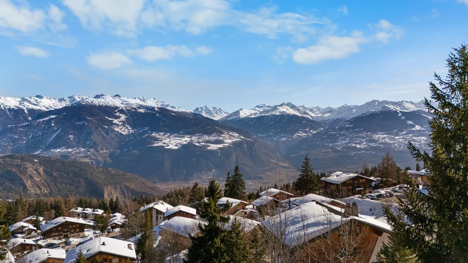 Moderne Chalet, nur zwei Schritte vom Zentrum entfernt, in einer Ferienresidenz.