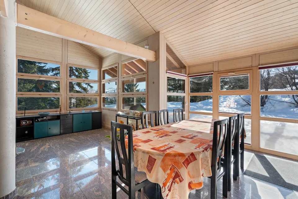 Moderne Chalet, nur zwei Schritte vom Zentrum entfernt, in einer Ferienresidenz.