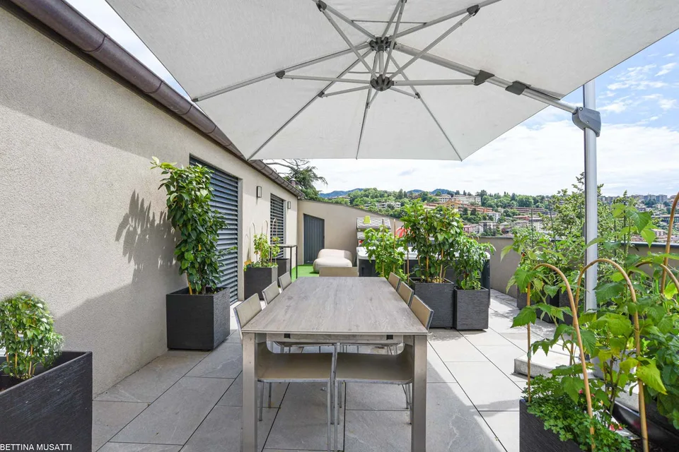 VACALLO – EXKLUSIVES DACHGESCHOSS MIT PANORAMATERRASSEN UND JACUZZI IN PRESTIGEÖSER LAGE