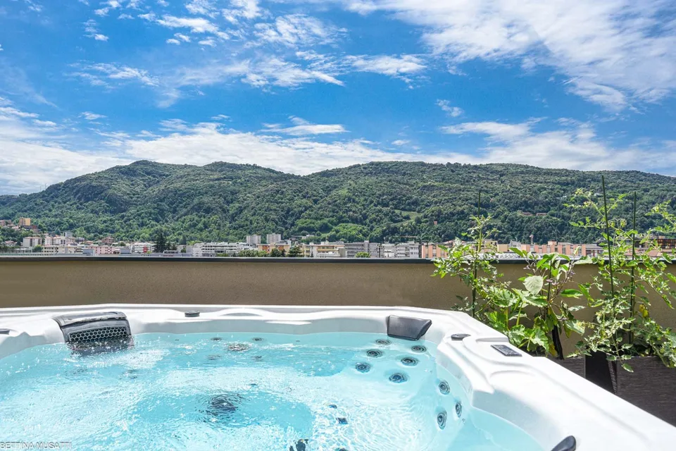 VACALLO – EXKLUSIVES DACHGESCHOSS MIT PANORAMATERRASSEN UND JACUZZI IN PRESTIGEÖSER LAGE