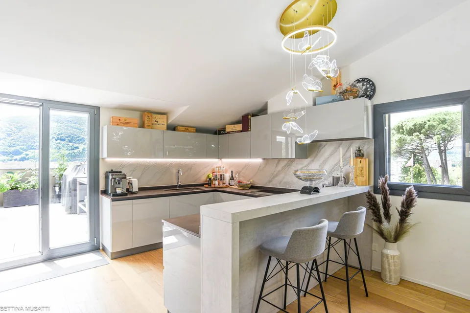 VACALLO – EXKLUSIVES DACHGESCHOSS MIT PANORAMATERRASSEN UND JACUZZI IN PRESTIGEÖSER LAGE