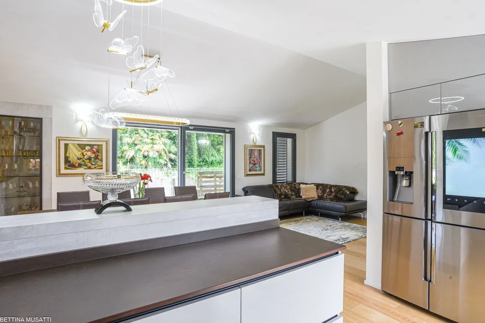 VACALLO – EXKLUSIVES DACHGESCHOSS MIT PANORAMATERRASSEN UND JACUZZI IN PRESTIGEÖSER LAGE