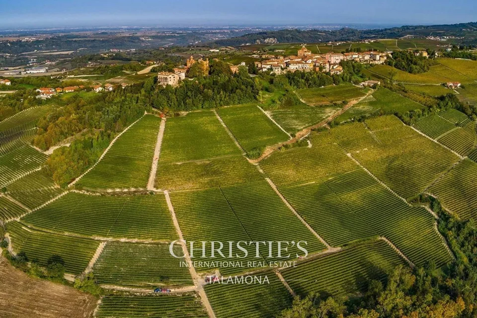 Historisches Weingut und Wohnhaus im Herzen von Barolo