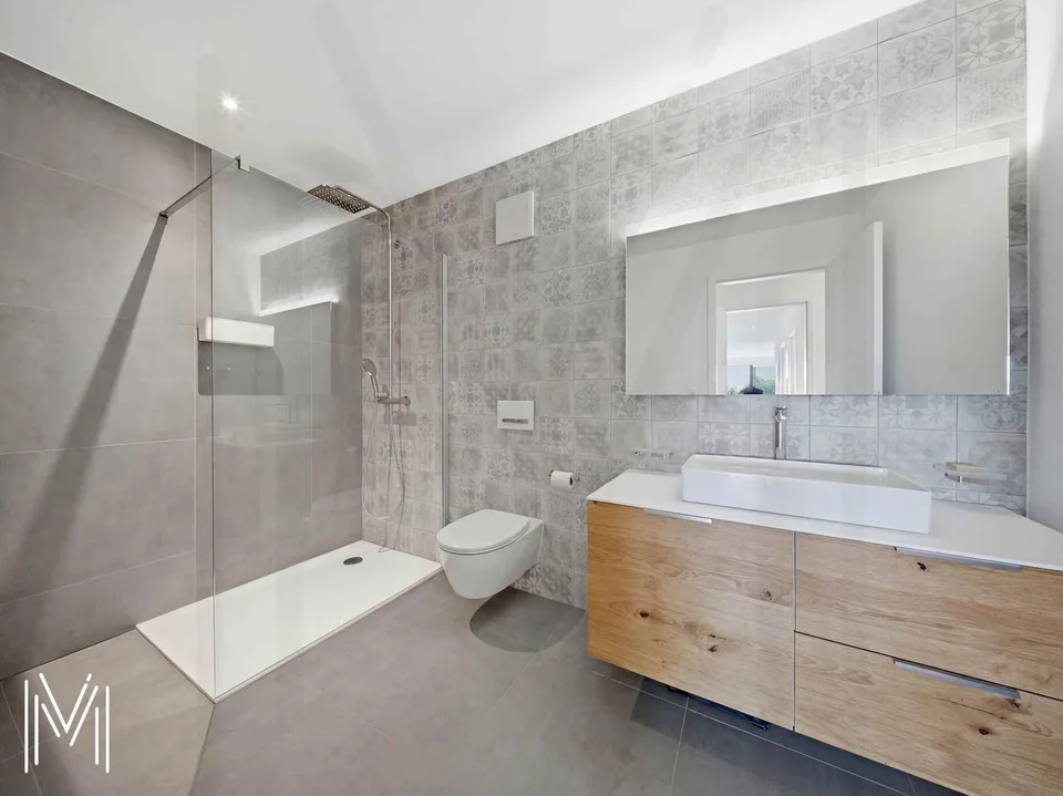 Außergewöhnliche 4.5-Zimmer-Dachterrassenwohnung mit eigenem Garten – Foto 7 von 13