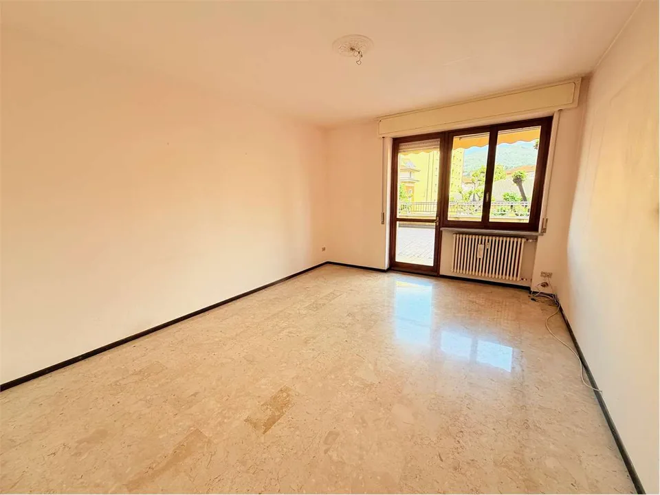Schönes Apartment mit großer Terrasse im Zentrum von Luino