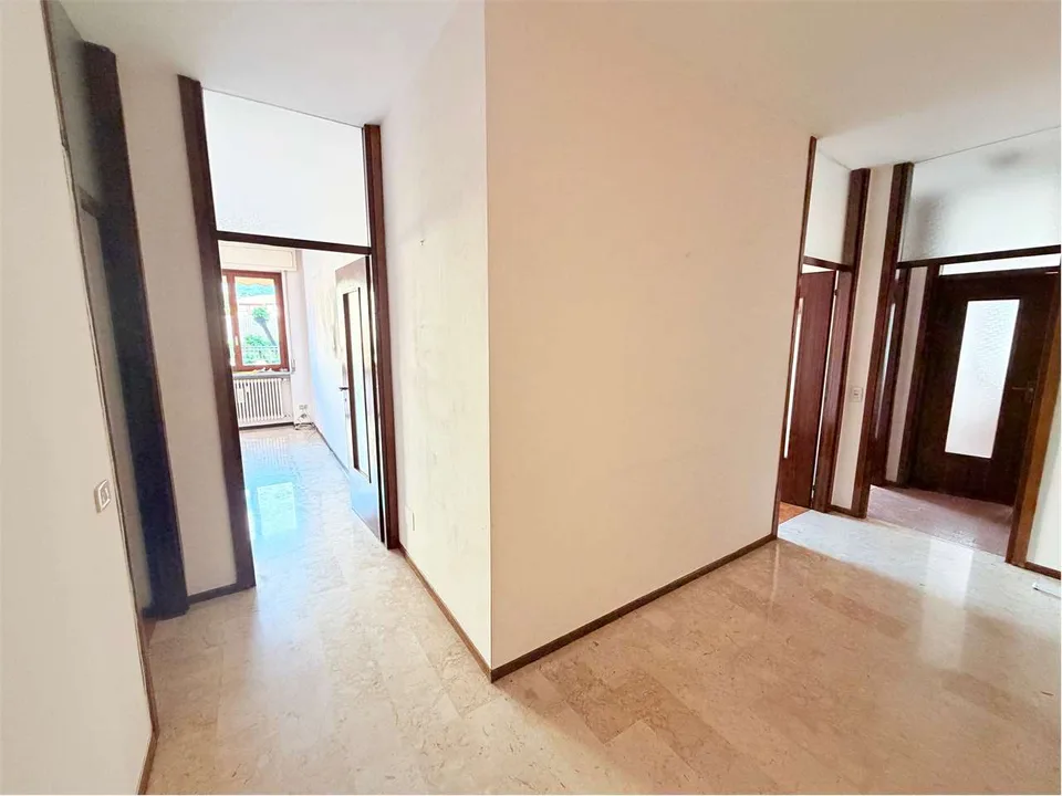 Schönes Apartment mit großer Terrasse im Zentrum von Luino