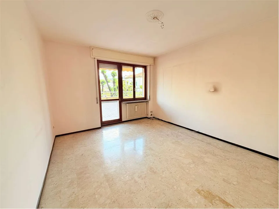 Schönes Apartment mit großer Terrasse im Zentrum von Luino