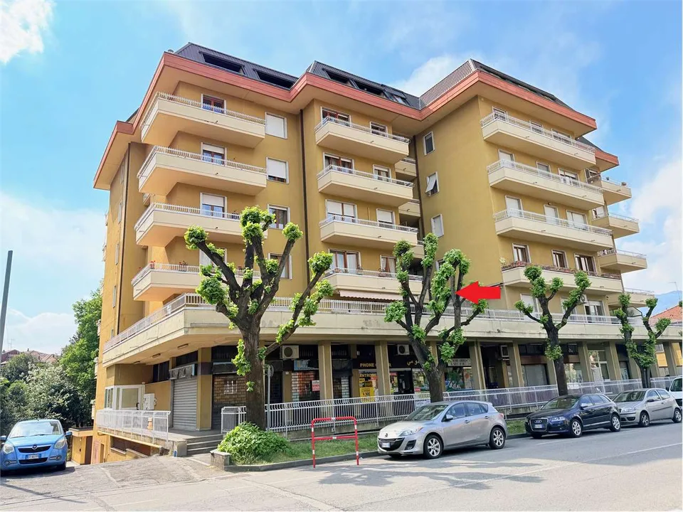 Bell'appartamento con ampia terrazza nel centro di Luino