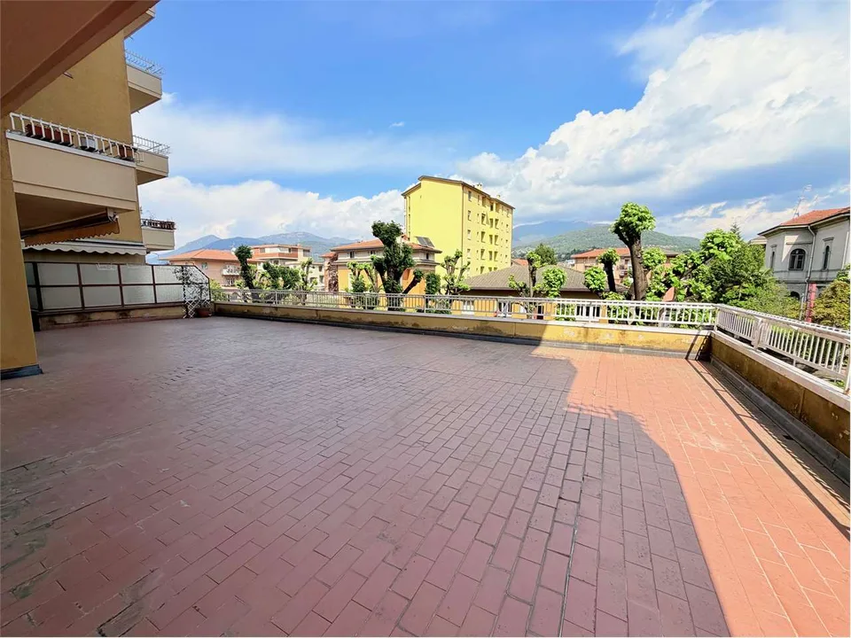 Bell'appartamento con ampia terrazza nel centro di Luino – foto 12 di 13