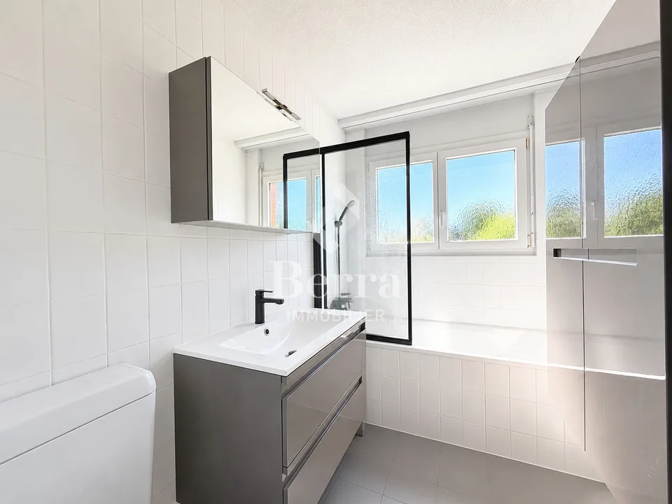 Ampio appartamento di 4.5 locali con camino, balcone e posto auto in garage sotterraneo