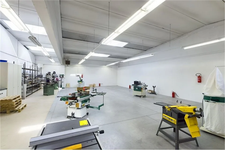 SPAZIO COMMERCIALE CON UFFICI E MAGAZZINO