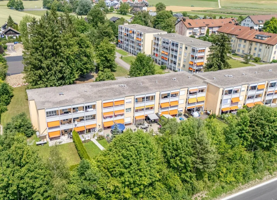 Appartamento confortevole di 3,5 locali con balcone e due posti auto sotterranei