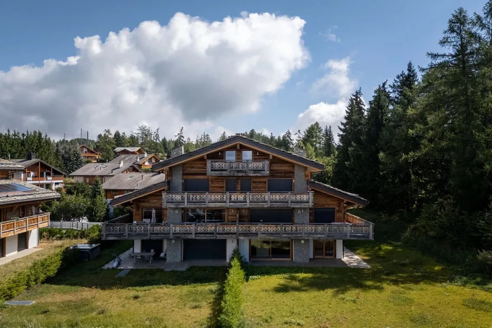 Rez-de-jardin de standing en bordure du golf à Crans-Montana