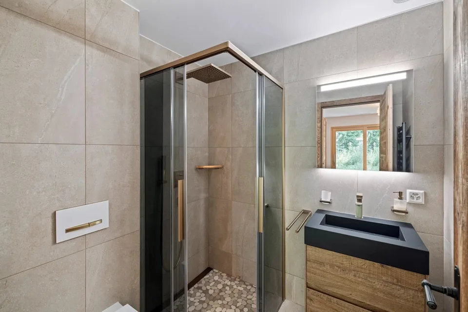 Appartamento a livello giardino di alto standing sul margine del campo da golf a Crans-Montana