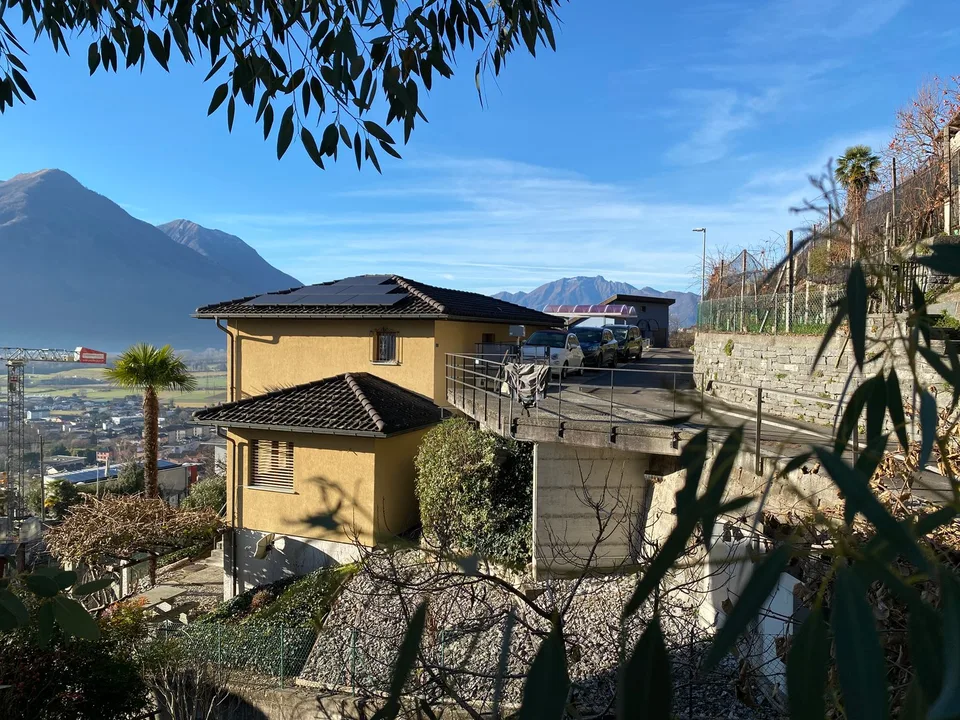 VENDESI A CUGNASCO - Bella casa unifamiliare di 5.5 loc. in buonissimo stato - Schönes 5.5 Zi.-Haus