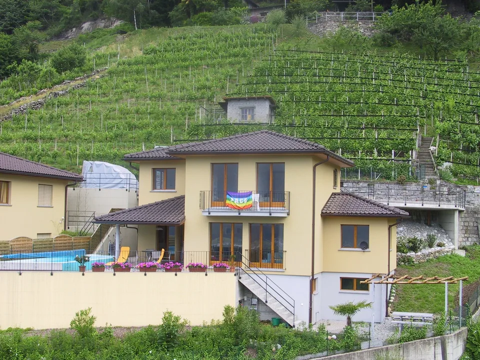 VENDESI A CUGNASCO - Bella casa unifamiliare di 5.5 loc. in buonissimo stato - Schönes 5.5 Zi.-Haus