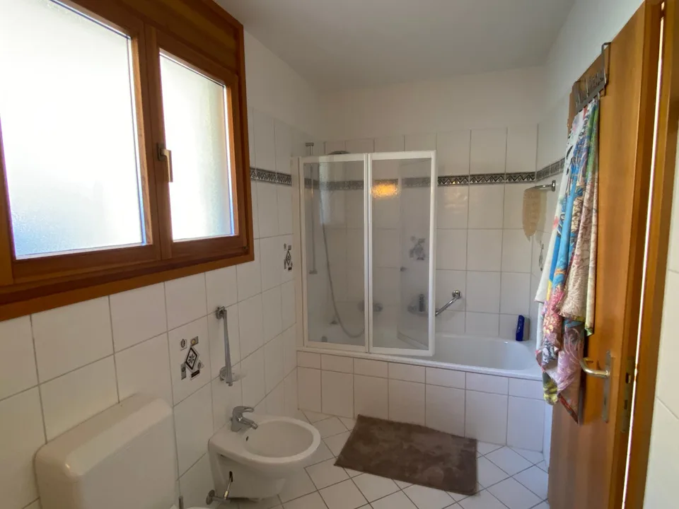 VENDESI A CUGNASCO - Bella casa unifamiliare di 5.5 loc. in buonissimo stato - Schönes 5.5 Zi.-Haus – photo 13 sur 25