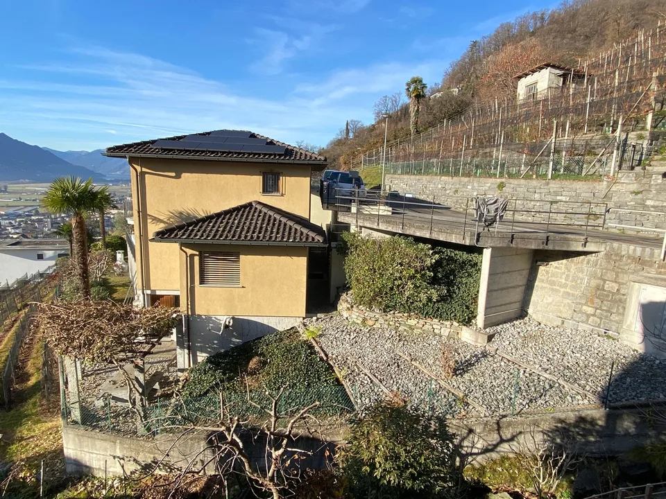 VENDESI A CUGNASCO - Bella casa unifamiliare di 5.5 loc. in buonissimo stato - Schönes 5.5 Zi.-Haus