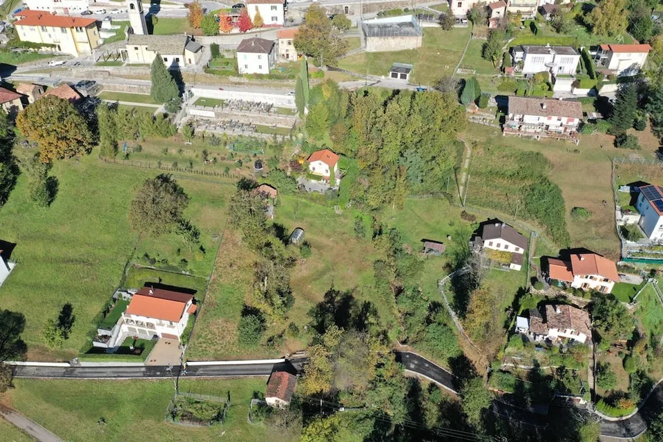 Terreno edificabile con licenza edilizia approvata in zona tranquilla – photo 9 of 12