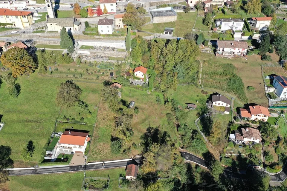 Terreno edificabile con licenza edilizia approvata in zona tranquilla – photo 8 of 12