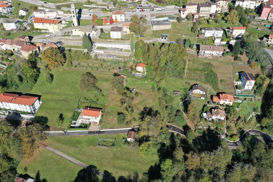 Terreno edificabile con licenza edilizia approvata in zona tranquilla – photo 11 of 12