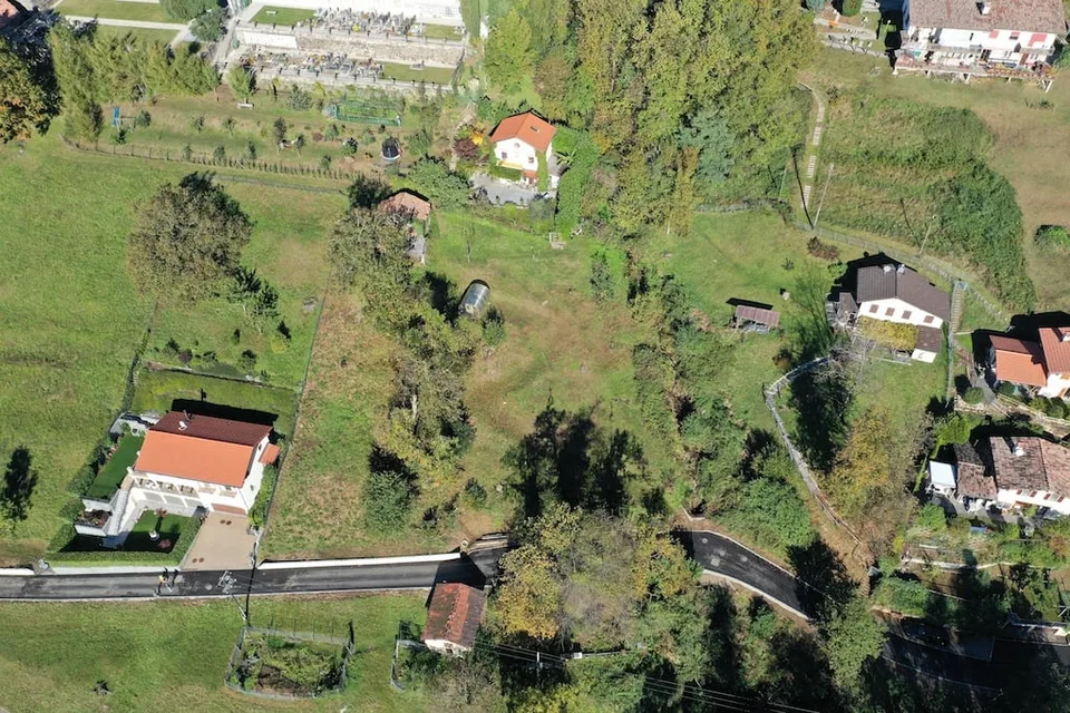 Terreno edificabile con licenza edilizia approvata in zona tranquilla – photo 10 of 12