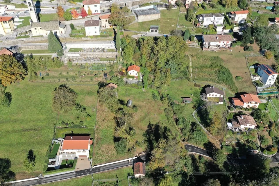 Terreno edificabile con licenza edilizia approvata in zona tranquilla – photo 7 of 12