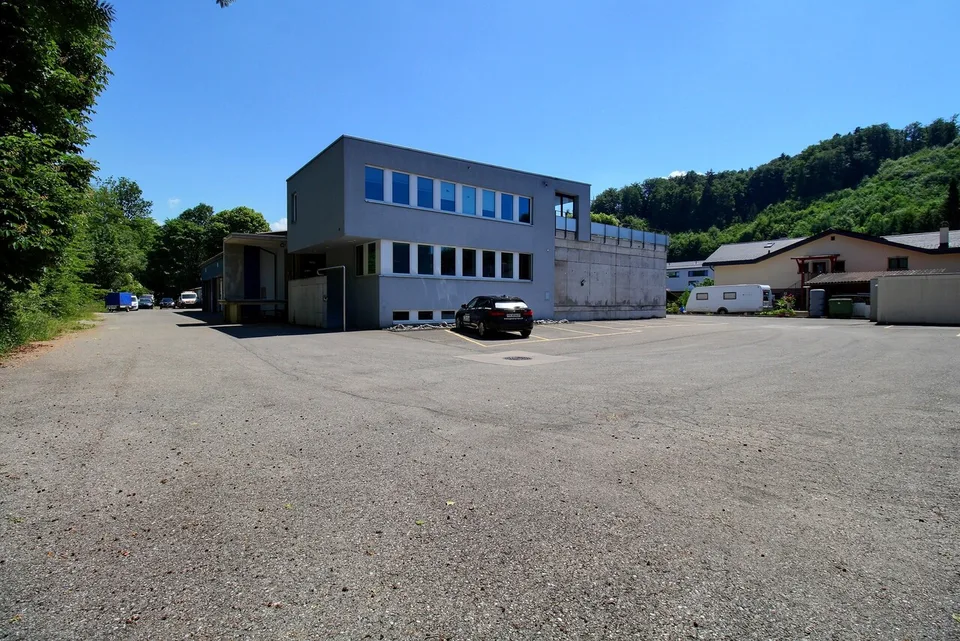Bâtiment Industriel avec bureaux et appartements