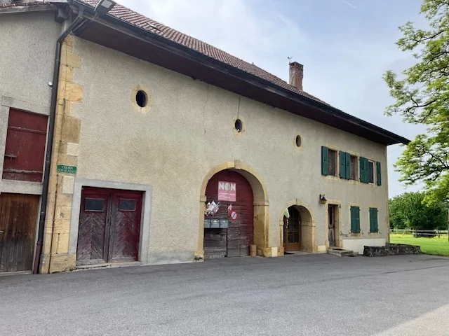 Due edifici con grande potenziale di rendita. Fuori dalla zona edificabile.