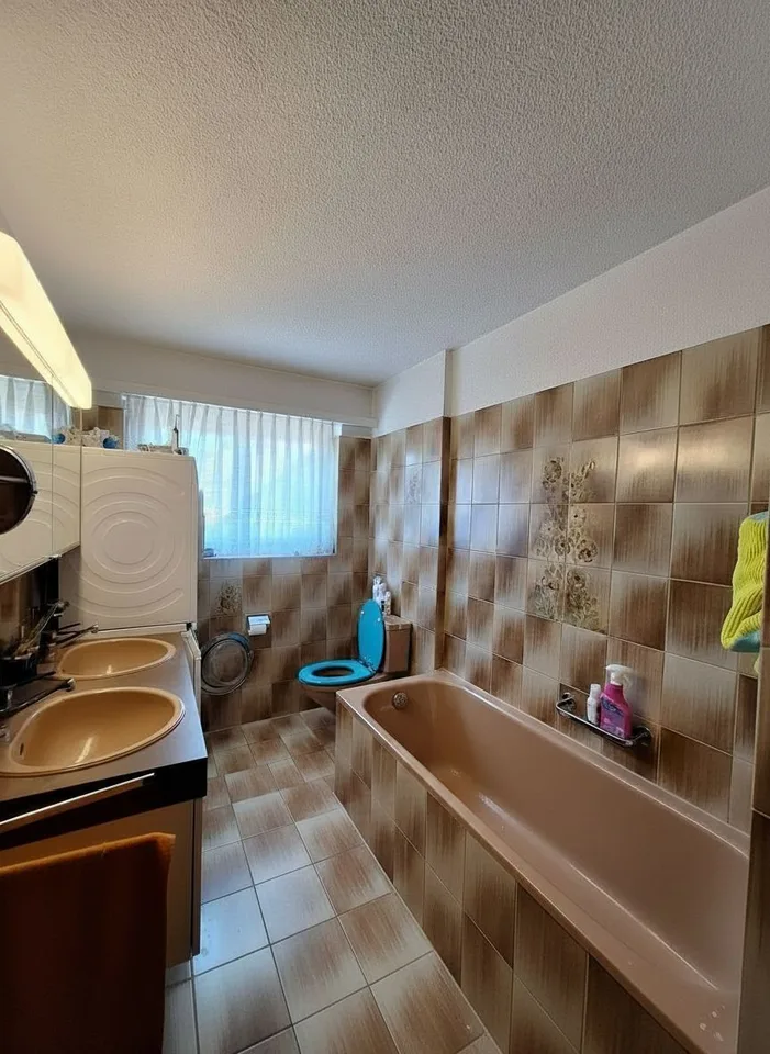 Affascinante appartamento a maisonnette con caminetto e potenziale di sviluppo
