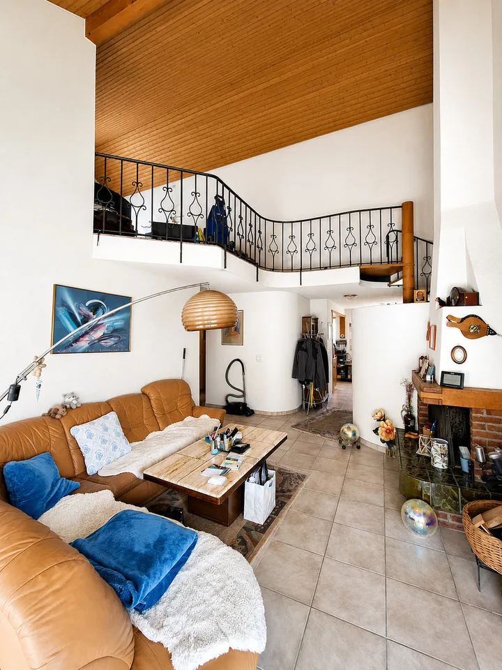 Charmante Maisonettewohnung mit Cheminée und Ausbaupotenzial