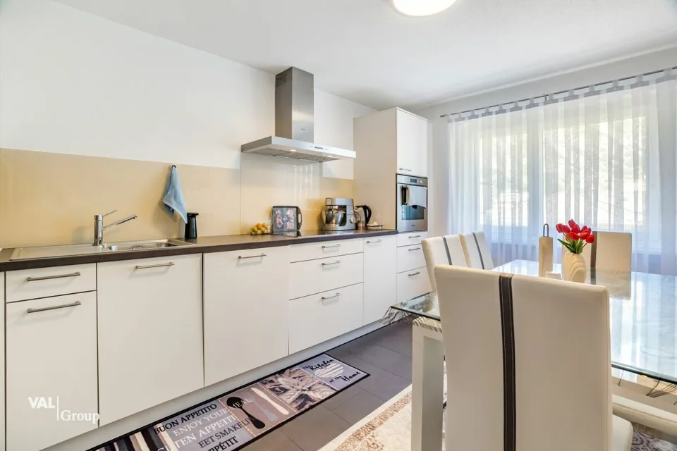 Appartement ensoleillé de 4,5 pièces avec deux garages dans un quartier calme à Steg
