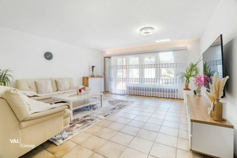Appartement ensoleillé de 4,5 pièces avec deux garages dans un quartier calme à Steg