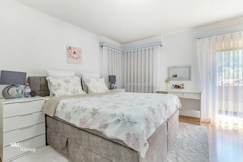 Appartement ensoleillé de 4,5 pièces avec deux garages dans un quartier calme à Steg