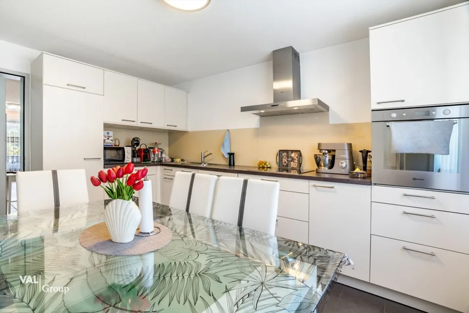 Appartement ensoleillé de 4,5 pièces avec deux garages dans un quartier calme à Steg