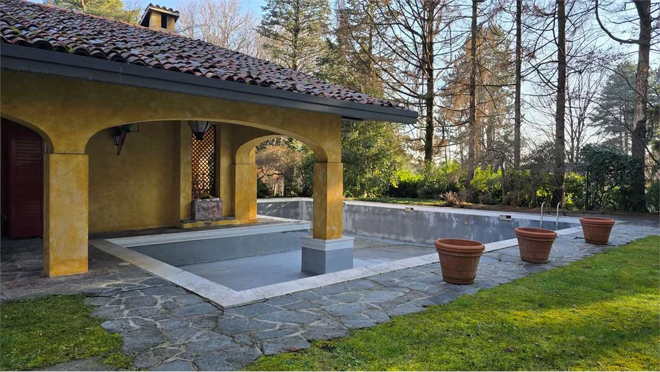 Exklusive Villa mit Pool im Golf Club Pinetina