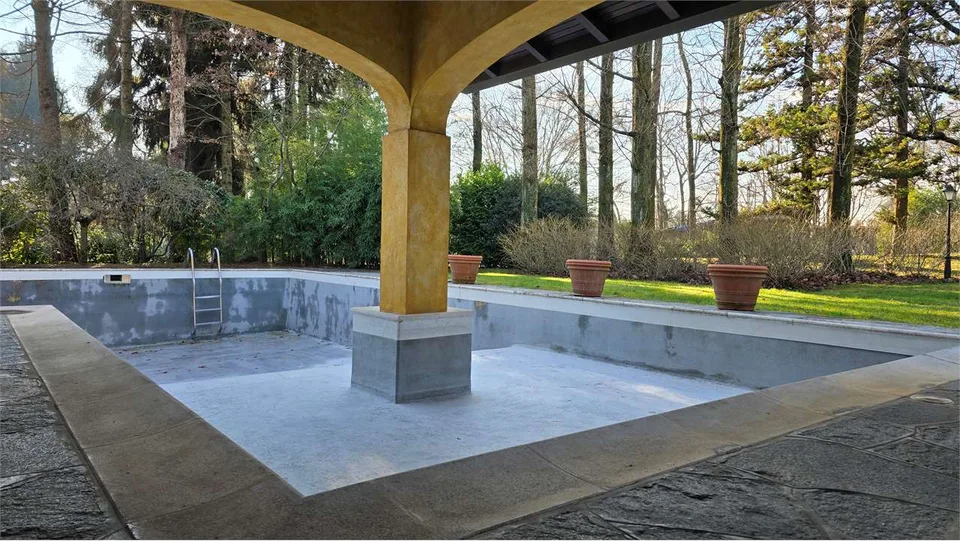 Exklusive Villa mit Pool im Golf Club Pinetina