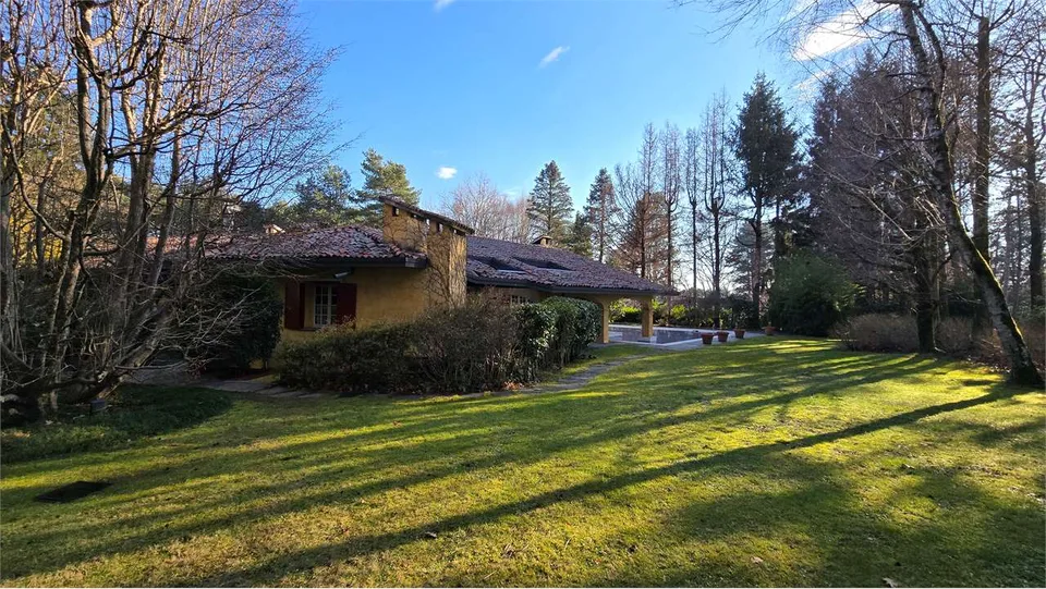 Exklusive Villa mit Pool im Golf Club Pinetina