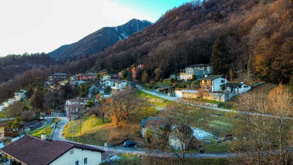 Terreno edificabile con vista aperta sulle montagne