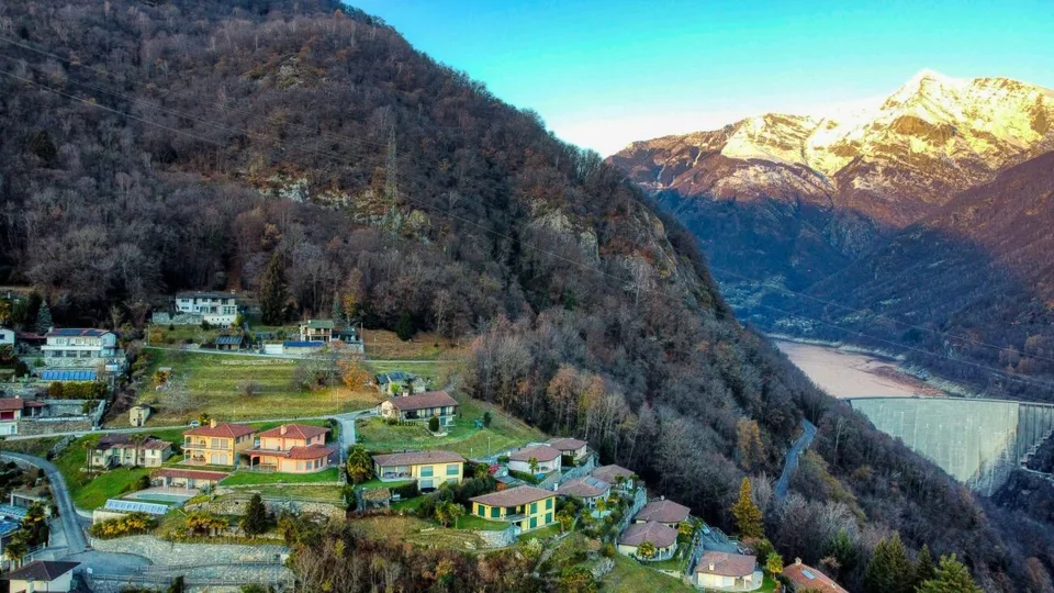 Terreno edificabile con vista aperta sulle montagne
