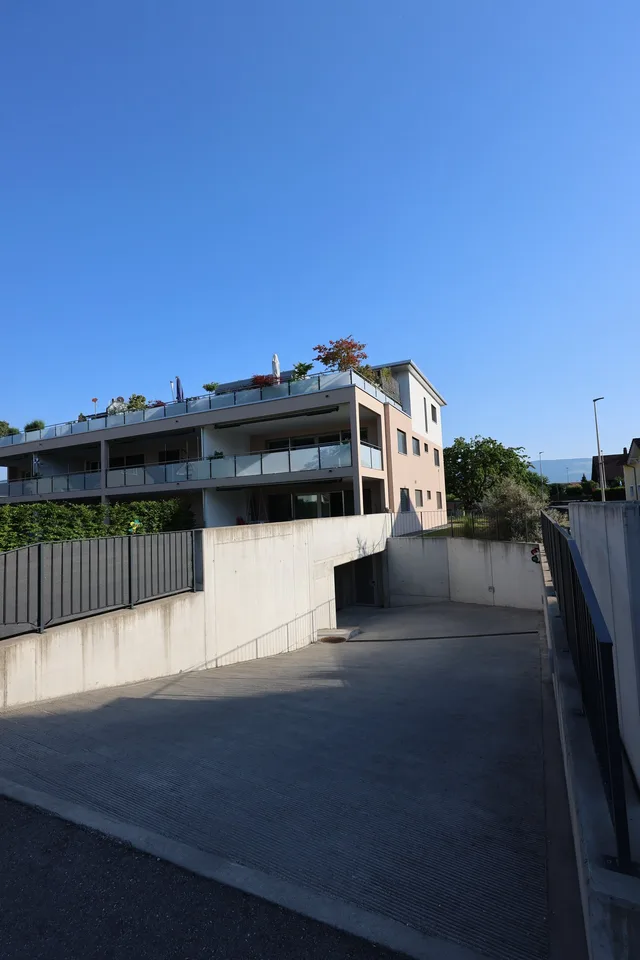 Grosszügiger  Einstellhallenplatz in moderner Einstellhalle